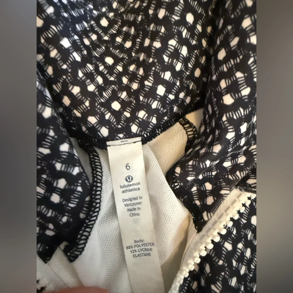Lululemon Black White Print Zip Up Jacket Size 6 Hooded‎ Athletic Running Jacket
